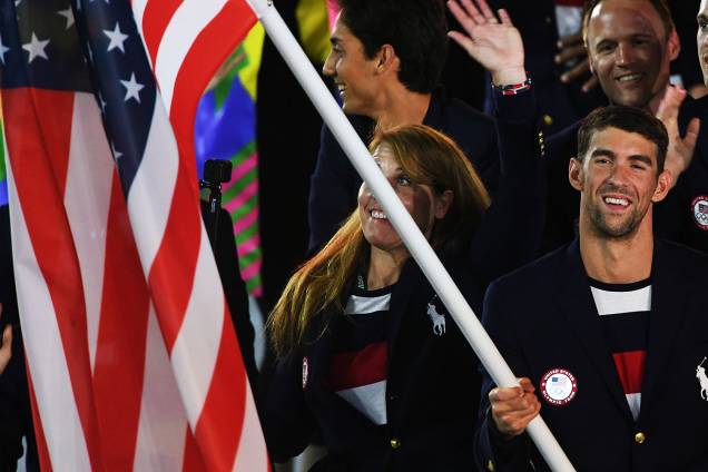 O nadador Michael Phelps segura a bandeira dos Estados Unidos durante cerimônia de abertura dos Jogos Olímpicos Rio 2016