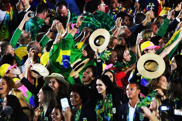 Delegação brasileira entra com muita vibração durante a cerimônia de abertura dos Jogos Olímpicos Rio 2016