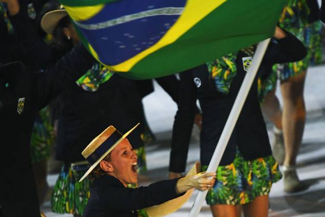 Delegação brasileira entra com a atleta Yane Marques carregando a bandeira durante a  cerimônia de abertura dos Jogos Olímpicos Rio 2016, no estádio do Maracanã