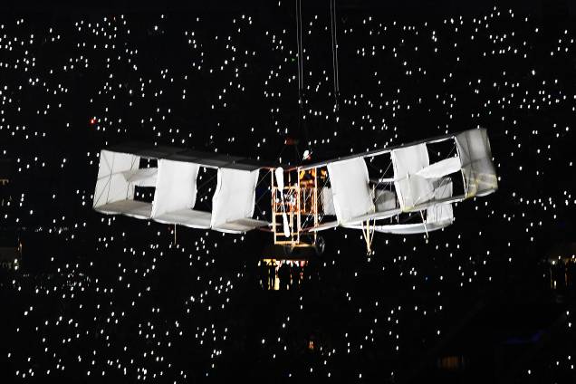 Uma réplica do avião 14 Bis é visto durante a cerimônia de abertura dos Jogos Olímpicos Rio 2016, no estádio do Maracanã