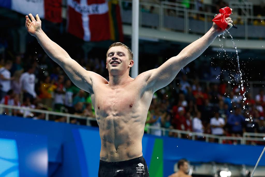 Britânico Adam Peaty celebra medalha de ouro e novo recorde nos 100m pela Rio-2016
