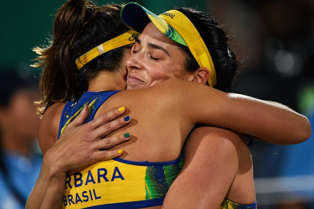 As brasileiras Ágatha e Bárbara se abraçam após perderem a final do vôlei para a Alemanha