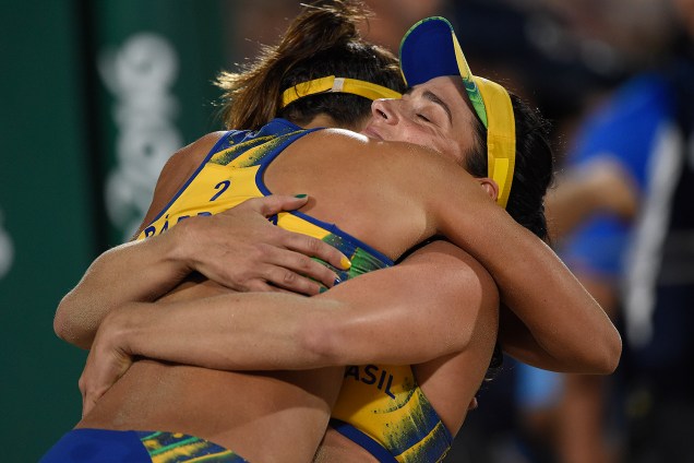 As brasileiras Ágatha e Bárbara se abraçam após perderem a final do vôlei para a Alemanha