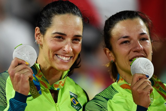 Ágatha e Bárbara ficam com a medalha de prata após perderem para a Alemanha na final do vôlei de praia