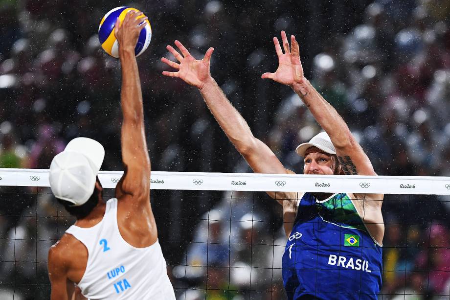 Alison e Bruno Schmidt durante a final contra a Itália, nos Jogos Olímpicos Rio 2016