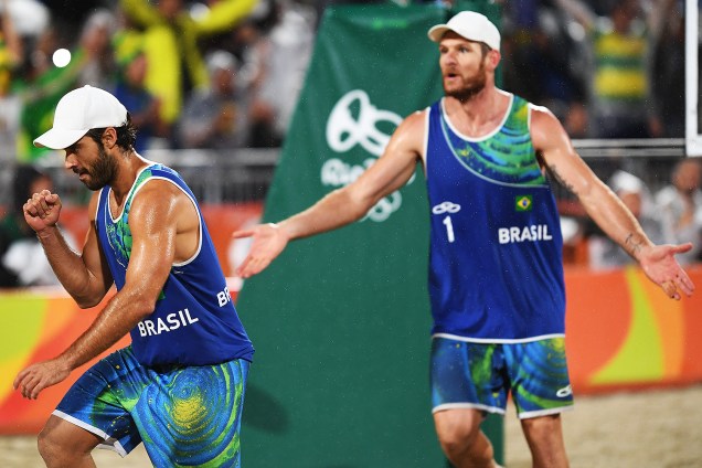 Alison e Bruno comemoram ponto sobre a Itália na final do vôlei de praia, nos Jogos Olímpicos Rio 2016