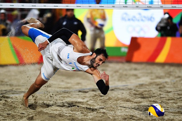 Paolo Nicolai, da Itália, tenta alcançar a bola na final do vôlei de praia contra o Brasil