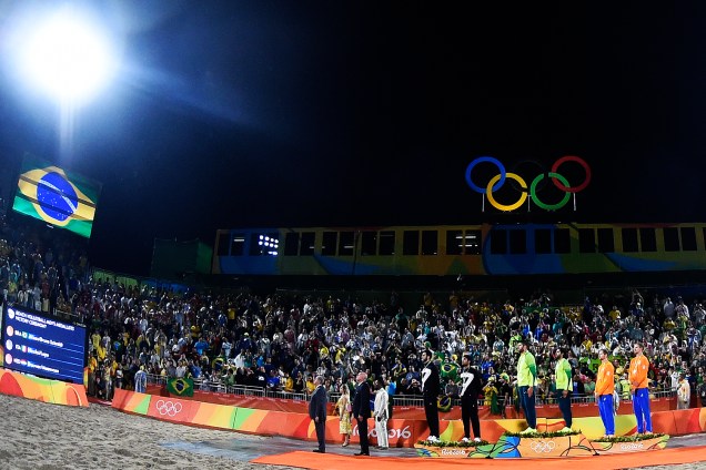 Alison e Bruno conquistam a medalha de ouro após vencer a Itália na final do vôlei de praia, nos Jogos Olímpicos do Rio