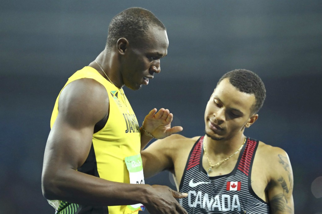 Usain Bolt e Andre De Grasse se cumprimentam após a final dos 200m