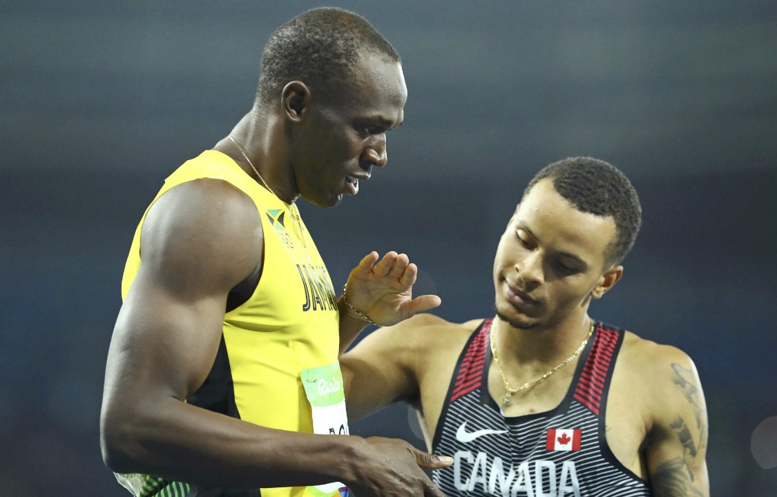 Usain Bolt e Andre De Grasse se cumprimentam após a final dos 200m
