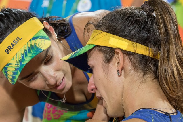 Ágatha consola sua companheira Bárbara após derrota na final do vôlei para a Alemanha