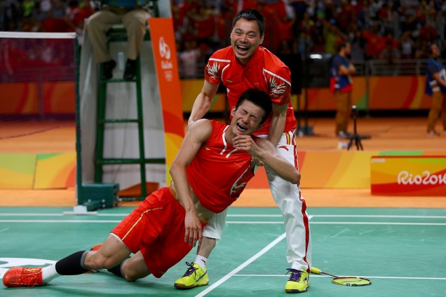 O chinês Chen Long é amparado pelo seu técnico ao vencer Chong Wei Lee, da Malásia, na final do badminton masculino individual, realizada no Pavilhão 4 do Riocentro - 20/08/2016