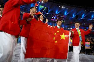 Atletas conduzem a bandeira oficial da China na cerimônia de abertura dos Jogos Olímpicos Rio 2016 no Maracanã