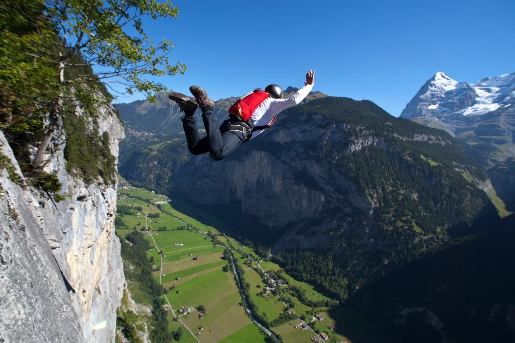 Base jumping em Lauterbrunnen nos alpes suíços