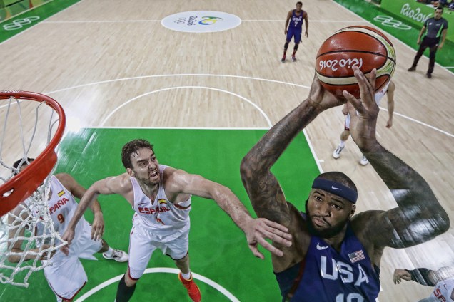 Jogador da seleção americana de basquete, DeMarcus Cousins, arremessa a bola enquanto Pau Gasol, espanhol, tenta impedir, durante semi-final da Rio-2016