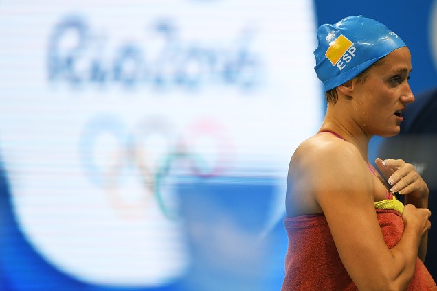 Nadadoras aguardam resultados após prova no Estádio Olímpico Aquático no Rio de Janeiro