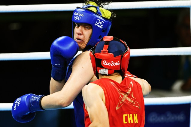 A brasileira Andreia Bandeira durante luta com a chinesa Qian Li nas quartas de final do boxe feminino