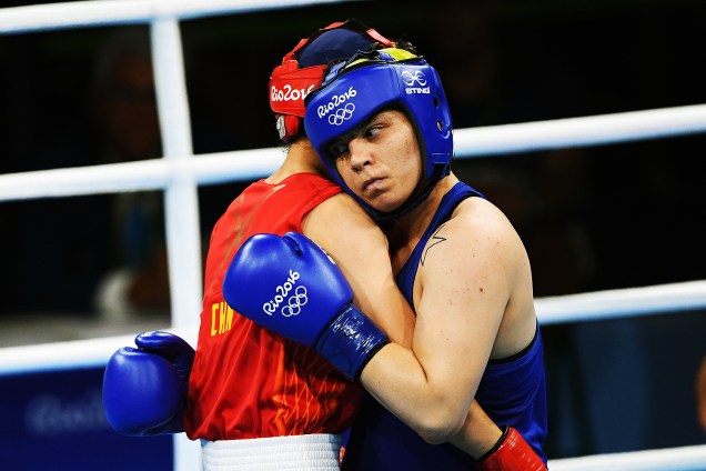 A brasileira Andreia Bandeira durante luta com a chinesa Qian Li nas quartas de final do boxe feminino