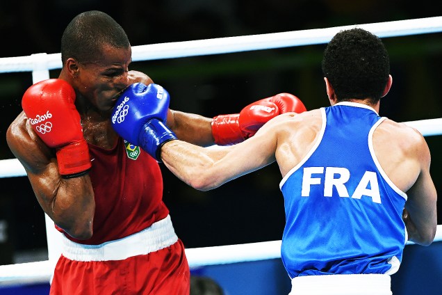 O brasileiro Robson Conceição enfrenta o francês Sofiane Oumiha, na final do boxe categoria peso-ligeiro, nos Jogos Olímpicos Rio 2016