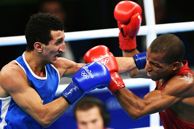 O brasileiro Robson Conceição enfrenta o francês Sofiane Oumiha, na final do boxe categoria peso-ligeiro, nos Jogos Olímpicos Rio 2016