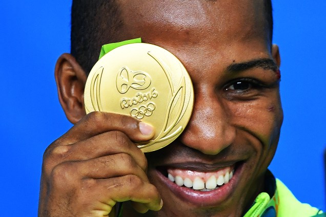 O lutador de boxe, Robson Conceição comemora após vencer a medalha de ouro, nos Jogos Olímpicos Rio 2016