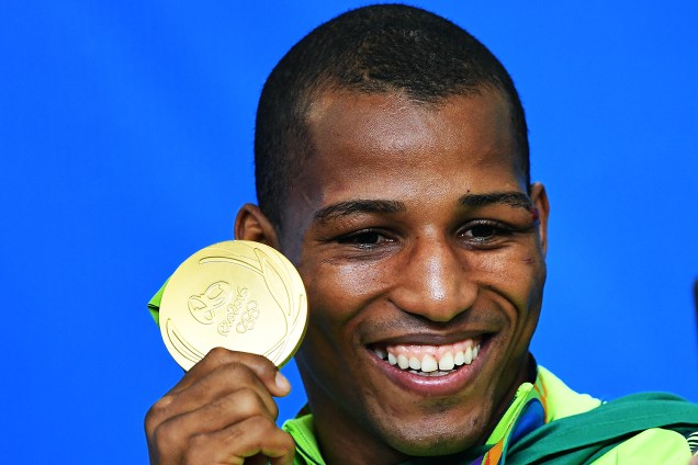 O lutador de boxe, Robson Conceição comemora após vencer a medalha de ouro, nos Jogos Olímpicos Rio 2016