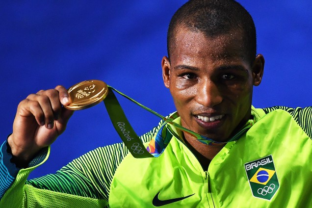 O pugilista Robson Conceição vence o francês Sofiane Oumiha e conquista ouro inédito para boxe brasileiro