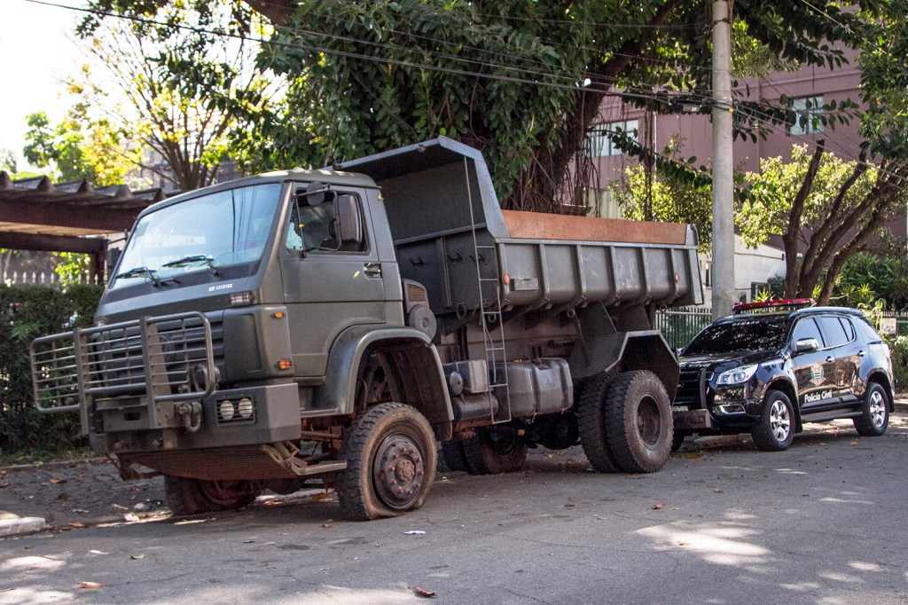 Dois soldados do Exército brasileiro foram presos após serem flagrados transportando cerca de três toneladas de maconha, em um caminhão na Rodovia Anhanguera, região de Campinas (SP) - 28/08/2016