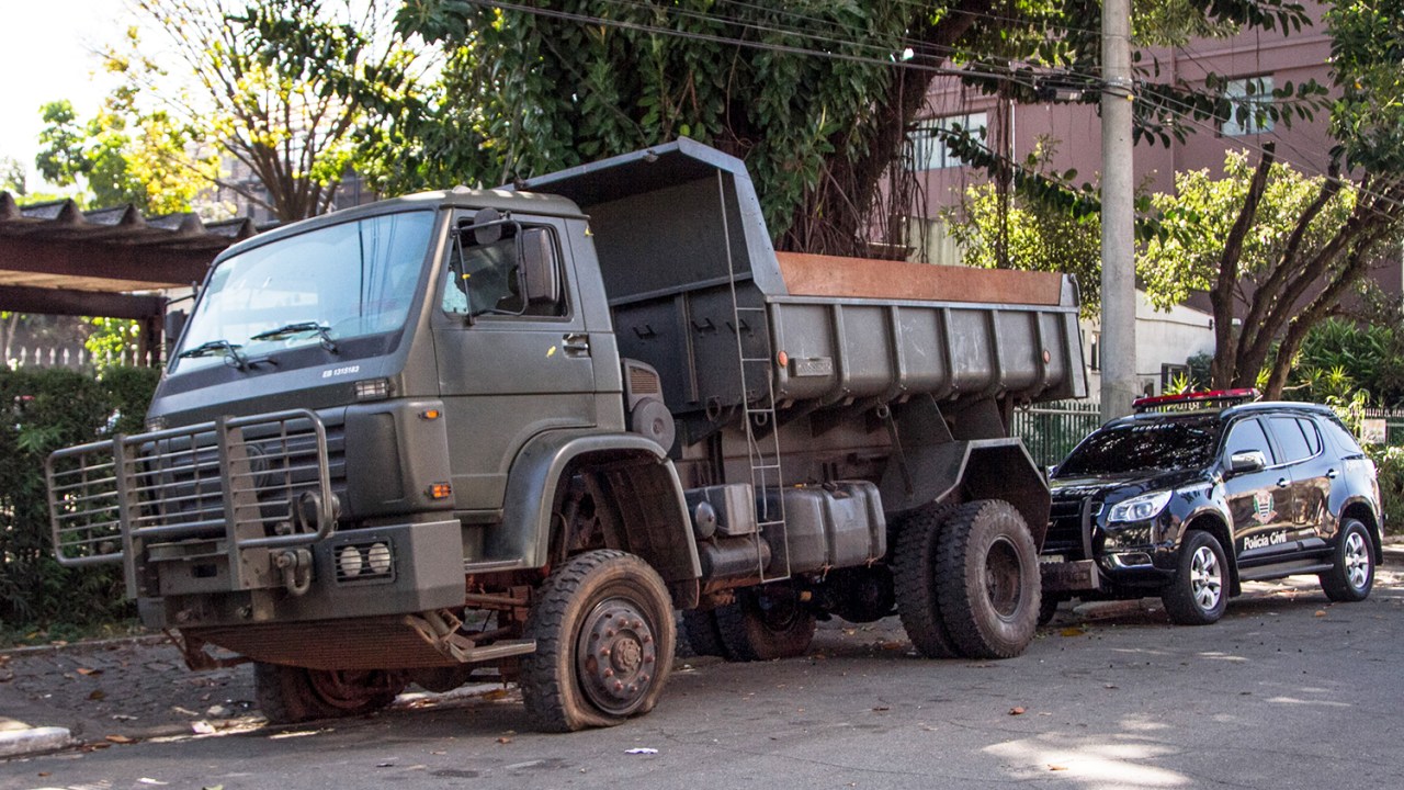 Dois soldados do Exército brasileiro foram presos após serem flagrados transportando cerca de três toneladas de maconha, em um caminhão na Rodovia Anhanguera, região de Campinas (SP) - 28/08/2016