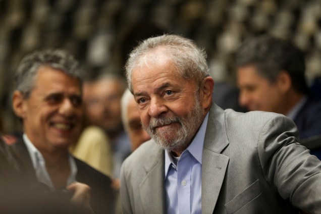 O ex-presidente Lula assiste ao discurso de defesa da presidente afastada Dilma Rousseff durante sessão de julgamento do impeachment, no Senado