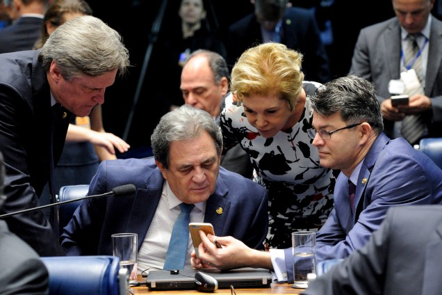 Senadores durante sessão que trata do julgamento do processo de impeachment da presidente afastada Dilma Rousseff por suposto crime de responsabilidade