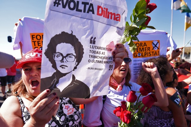 Manifestantes a favor de Dilma Rousseff fazem ato em apoio à presidente afastada do lado de fora do Congresso Nacional, em Brasília - 29/08/2016