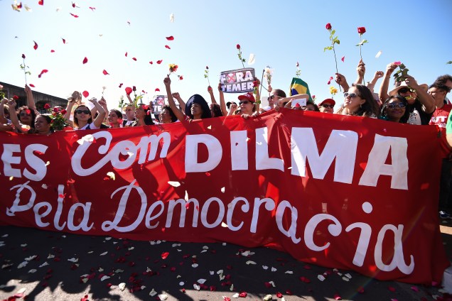 Manifestantes a favor de Dilma Rousseff fazem ato em apoio à presidente afastada do lado de fora do Congresso Nacional, em Brasília - 29/08/2016