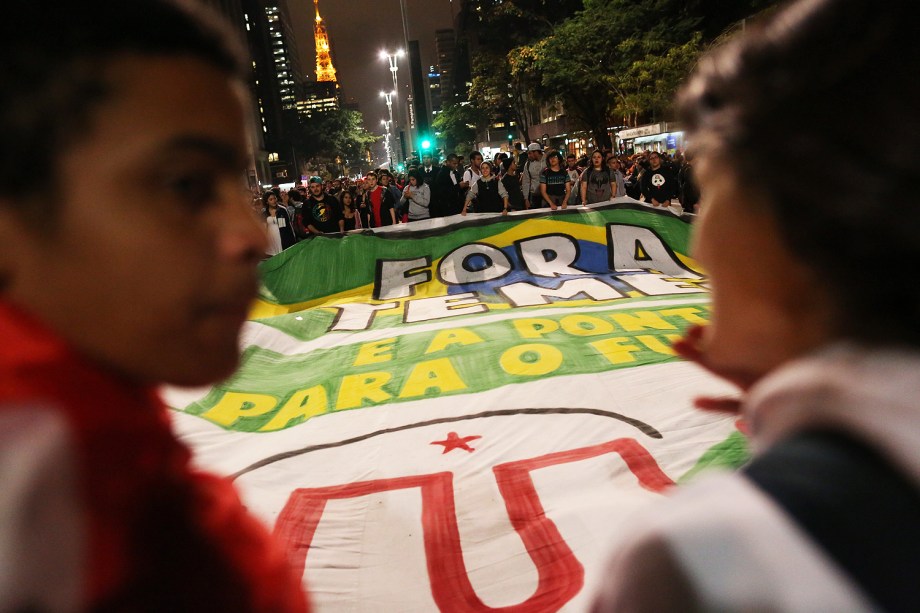 Manifestantes protestam contra o governo de Michel Temer e em favor da ex-presidente Dilma Rousseff (PT) na av. Paulista, em São Paulo - 31/082016