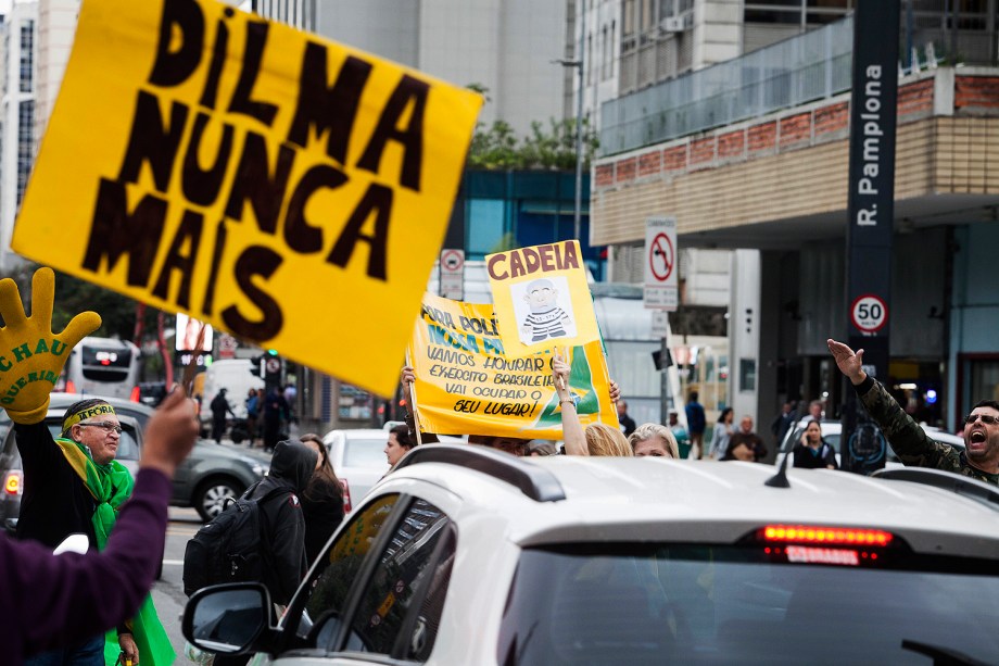 Manifestantes comemoram afastamento definitivo de Dilma Rousseff da Presidência da República na Avenida Paulista, em São Paulo - 31/08/2016