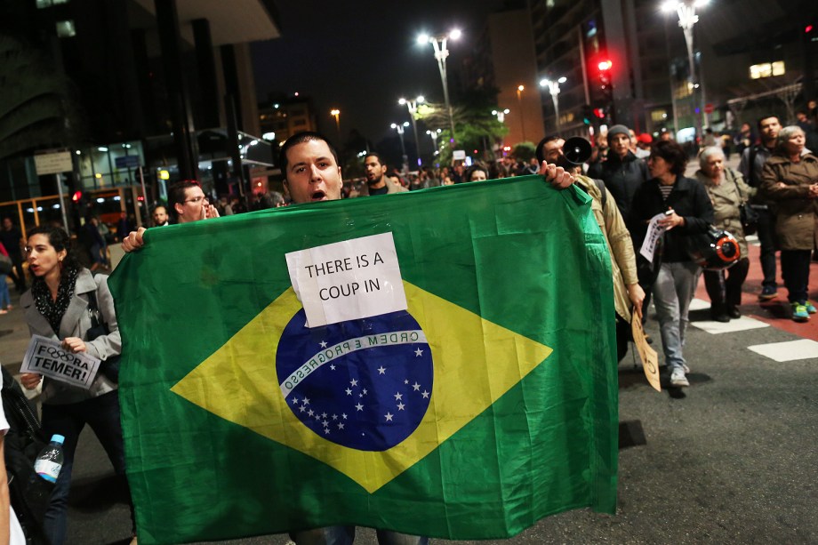 Manifestantes protestam contra o governo de Michel Temer e em favor da ex-presidente Dilma Rousseff (PT) na av. Paulista, em São Paulo - 31/082016