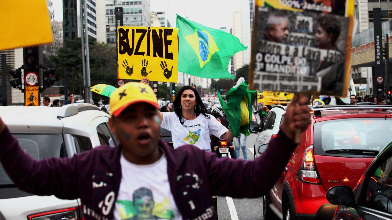 Manifestantes comemoram afastamento de Dilma Rousseff na Avenida Paulista