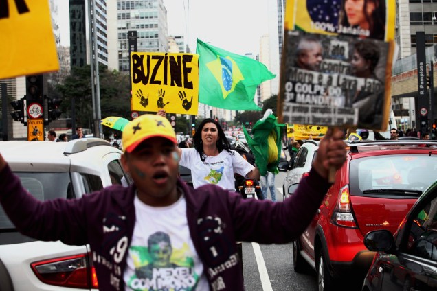 Manifestantes comemoram afastamento definitivo de Dilma Rousseff da Presidência da República na Avenida Paulista, em São Paulo - 31/08/2016
