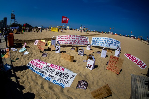 Manifestantes protestam contra as Olímpiadas Rio 2016, na praia de Copacabana