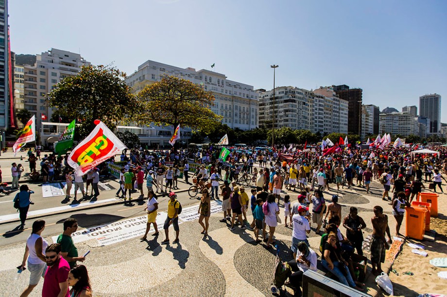 Manifestantes protestam contra o presidente interino, Michel Temer, em frente ao Hotel Copacabana Palace, no Rio