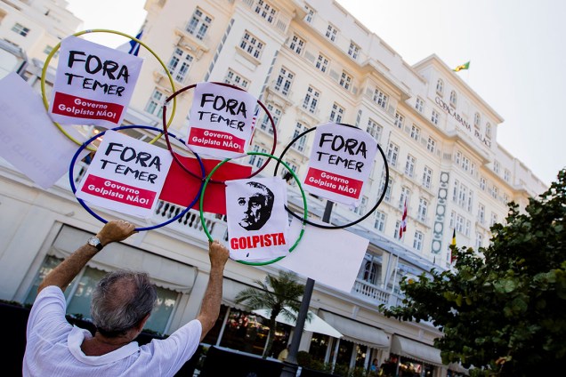 Manifestantes protestam contra o presidente interino, Michel Temer, em frente ao Hotel Copacabana Palace, no Rio
