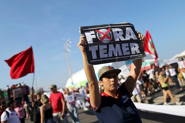 People opposed to the impeachment of Brazil's former President Dilma Rousseff attend a demonstration against interim President Michel Temer on Copacabana before the opening ceremony of the Rio 2016 Olympic Games in Rio de Janeiro, August 5, 2016. REUTERS/Carlos Barria