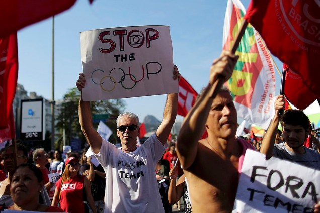 Manifestante à favor da presidente afastada, Dilma Rousseff, protestam em Copacabana, no RIo