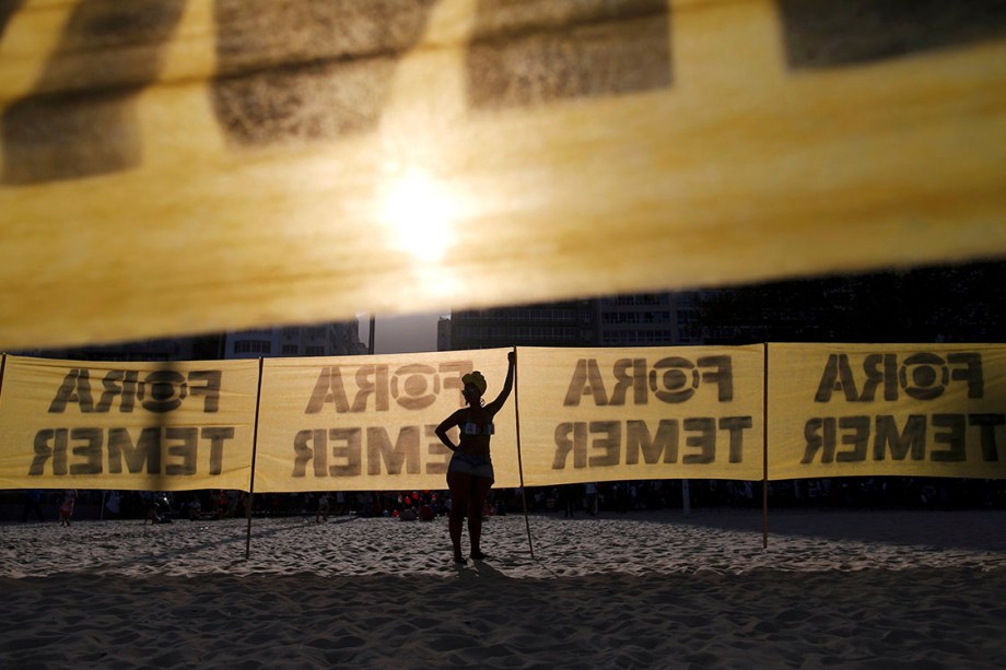 Manifestantes pedem "Fora Temer" durante protesto em Copacabana, no Rio