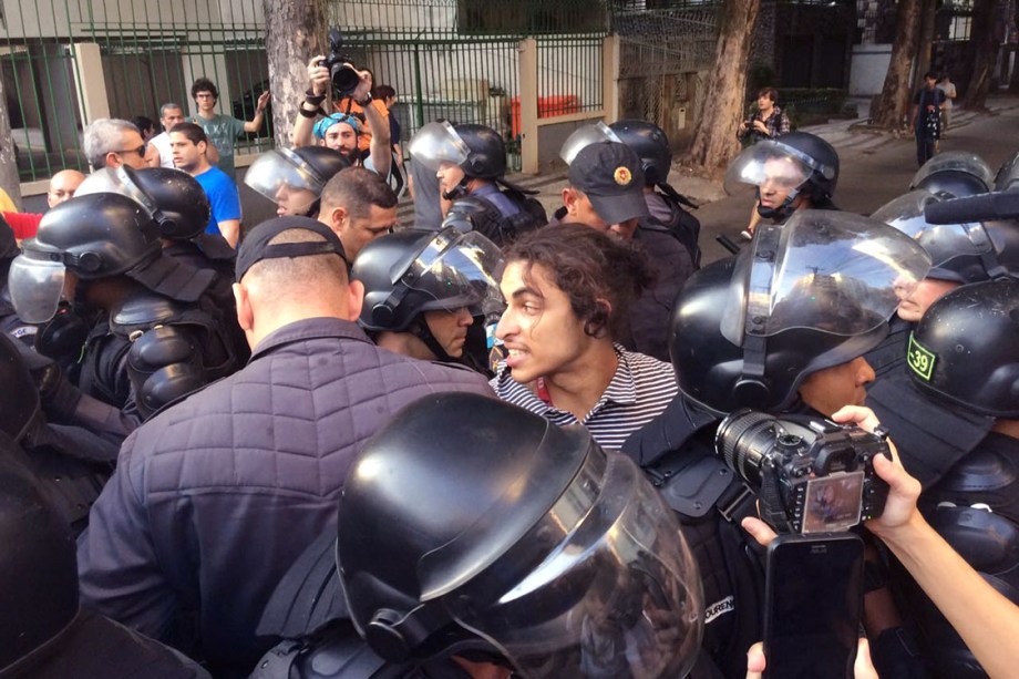 Homem é preso durante protesto nos arredores do Maracanã, no Rio