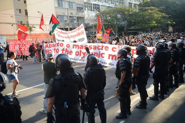 Manifestantes contrários às Olimpíadas Rio 2016 protestam próximo ao estádio do Maracanã, no Rio
