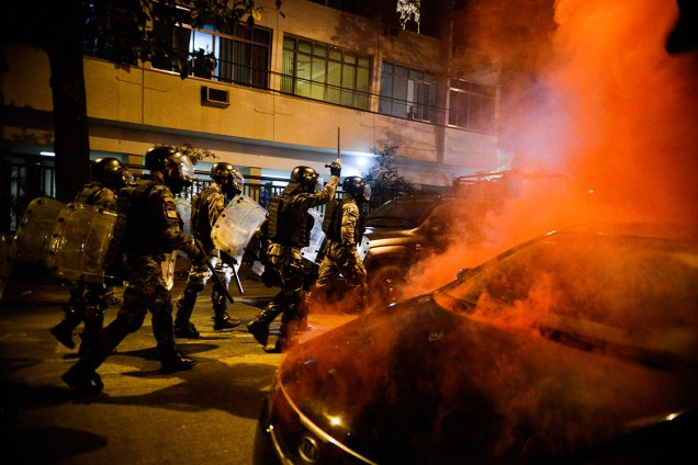 Policias avançam sobre manifestantes que protestam contra as Olimpíadas Rio 2016, próximo ao estádio do Maracanã
