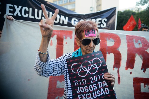 Manifestantes contrários às Olimpíadas Rio 2016 protestam próximo ao estádio do Maracanã, no Rio