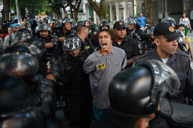 Manifestante é preso por policiais militares durante protesto contra as Olimpíadas Rio 2016