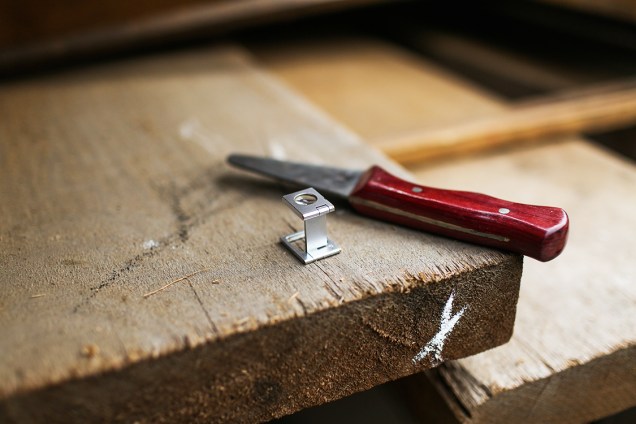 Para um expert, como Sandra, as únicas ferramentas necessárias para separar tipos de madeiras – e, assim, identificar quais não poderiam ser comercializadas – são uma faca e uma lupa com dez vezes de aumenta. Já os policiais não contam com essa técnica
